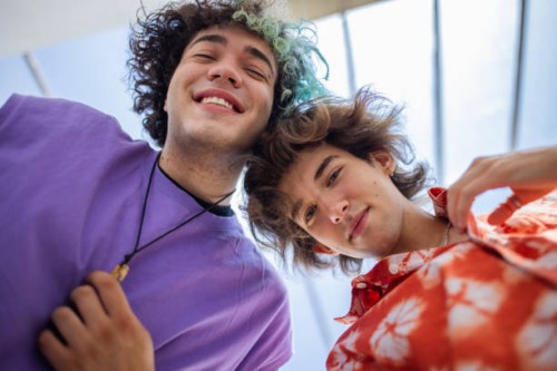 vue à angle bas des amis adolescents masculins urbains - fashion photos et images de collection