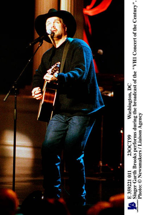 Washington, DC Singer Garth Brooks performs during the broadcast of the "VH1 Concert of the Century". Photo: Newsmakers / Liaison Agency