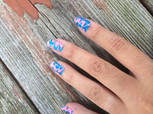 wave pattern nail art on women's fingersnail - nails art stock pictures, royalty-free photos & images