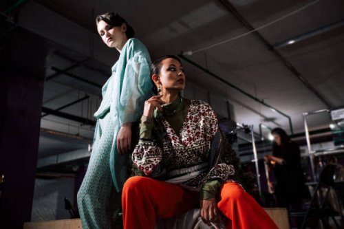 weibliches gruppenporträt von zwei models im innenbereich. hinter den kulissen der fashion week show, backstage-fotografie. die frauen hinter dem laufsteg tragen design-kleidung. lifestyle-foto mit beauty-menschen. - fashion 