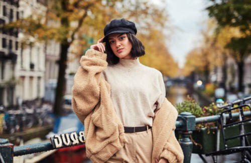 wer wusste, dass casual so glamourös aussehen könnte? - fashion stock-fotos und bilder