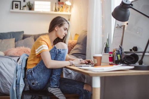werken aan huiswerk - home decoration stockfoto's en -beelden
