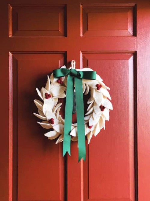 white felt christmas wreath - home decoration stock pictures, royalty-free photos & images