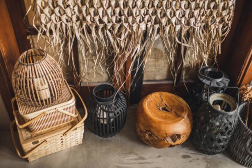 wicker baskets, handmade lamps, wooden furniture and other rustic items on local market grand bazaar - home decoration stockfoto's en -beelden