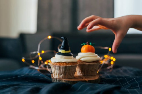 witch hat and pumpkin cupcakes - home decoration stock pictures, royalty-free photos & images