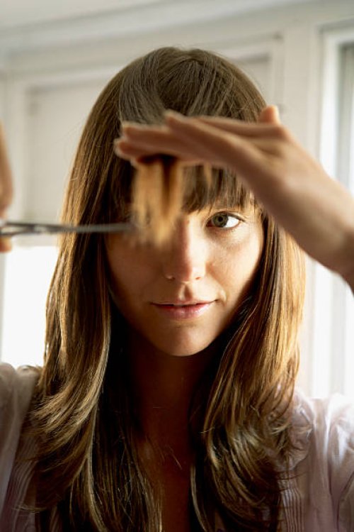 woman cutting hair with scissors, close-up - hairstyle stockfoto's en -beelden