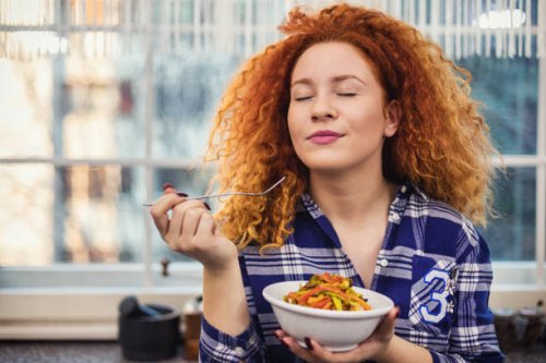 woman eating a healthy vegetarian meal - food stock pictures, royalty-free photos & images