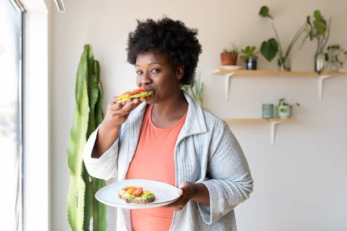 woman eating healthy breakfast at home - food stock pictures, royalty-free photos & images