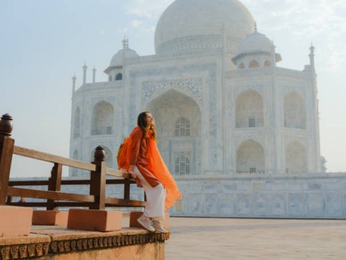 woman exploring taj mahal during experiential travel to india - travel photos et images de collection