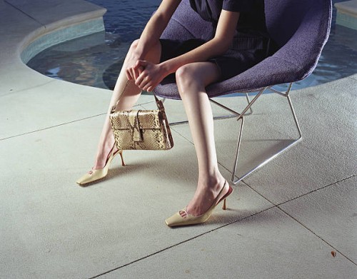woman on chair holding handbag near pool - fashion photos et images de collection
