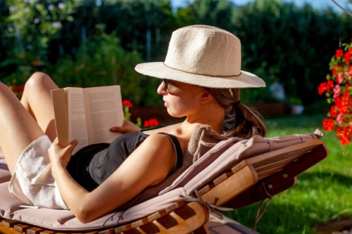 woman relaxing in backyard - garden decoration photos et images de collection