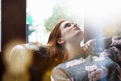 woman relaxing on sofa - hairstyle stockfoto's en -beelden