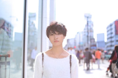 woman standing on the street - hairstyle stock-fotos und bilder