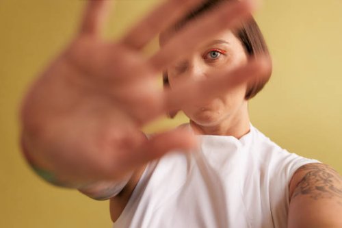 woman with eye make-up making stop gesture - hairstyle stockfoto's en -beelden