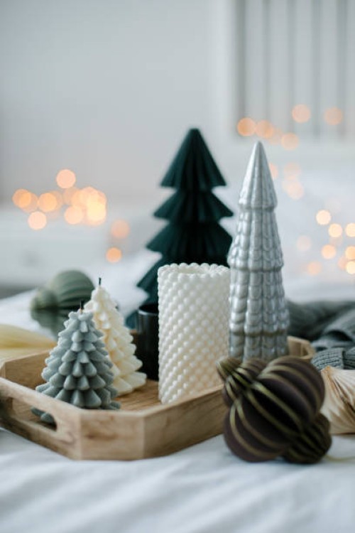 wooden tray with atmospheric candles and winter christmas decoration on white bed in bedroom. concept of winter cozy home, hygge and wellbeing - home decoration stockfoto's en -beelden