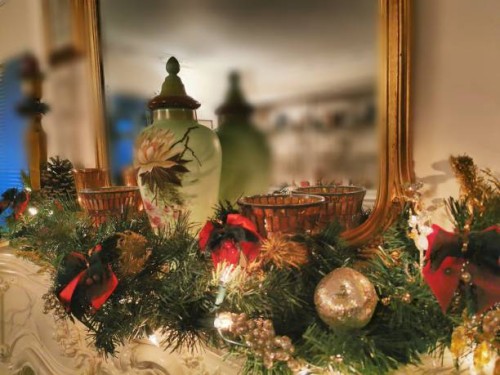 xmas mantelpiece decorations - home decoration stock pictures, royalty-free photos & images