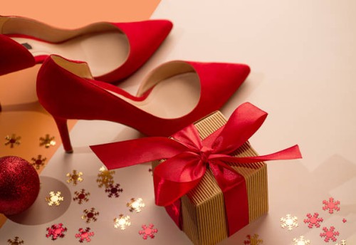 xmas present, gift, party cocktail concept. winter holidays and black friday concept with woman's fashion shoe and gift box. - fashion photos et images de collection
