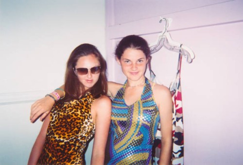 y2k fashion vintage friends 2000s style candid photo friendship - fashion stock pictures, royalty-free photos & images