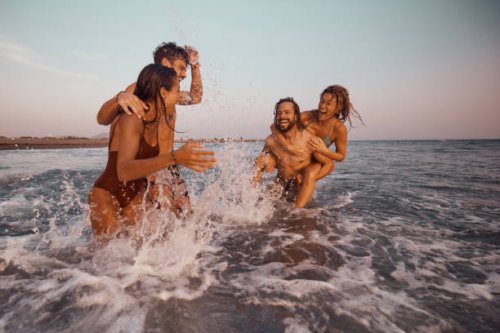 young cheerful couples having fun during summer vacation in sea. - travel stock pictures, royalty-free photos & images