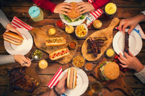 young family celebrating 4th of july - food stock pictures, royalty-free photos & images