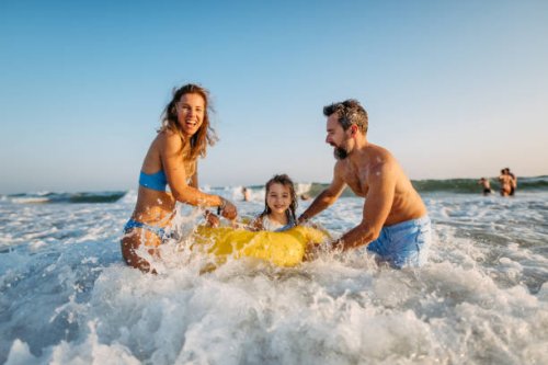 young family enjoying time at sea. - travel stockfoto's en -beelden