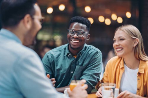 young friends enjoying drinks together - coffee stockfoto's en -beelden