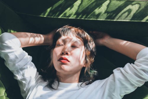 young gen-z female relaxing at home - hairstyle stockfoto's en -beelden