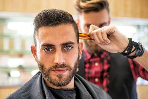 young man at the barber - hairstyle stockfoto's en -beelden