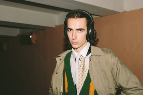 young man with headphones in the underground - fashion fotografías e imágenes de stock