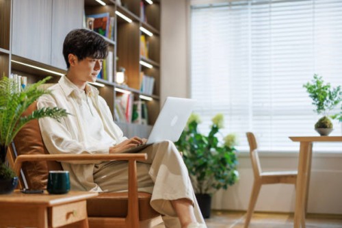 young white-collar workers work with laptops in the living room - home decoration stockfoto's en -beelden