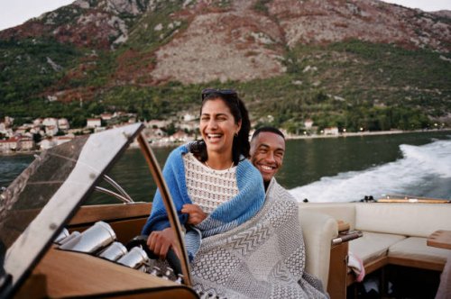 young woman enjoying speedboat ride with boyfriend - travel photos et images de collection