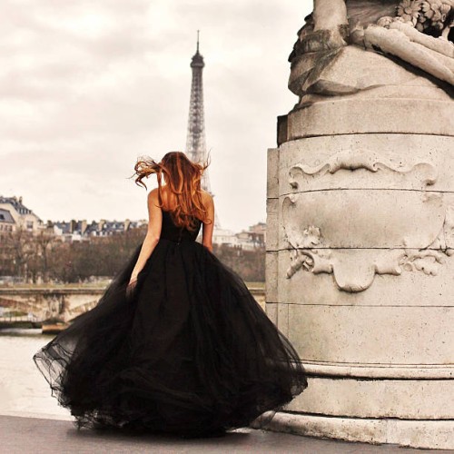 young woman in black dress looking at eiffel tower - fashion stock pictures, royalty-free photos & images