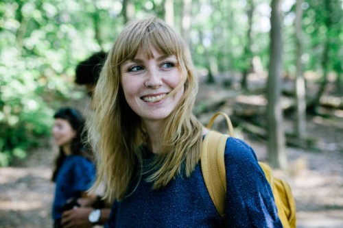 young woman on way to lake with friends - travel photos et images de collection