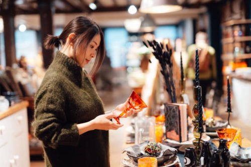 young woman shopping gifts for family and friends in department store - home decoration stockfoto's en -beelden