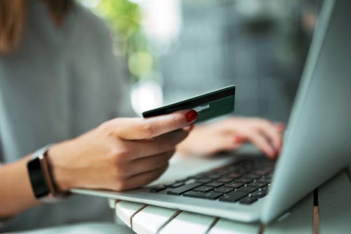 young woman with credit card and laptop - fashion stock pictures, royalty-free photos & images