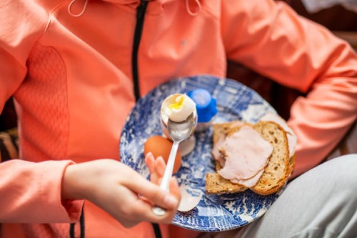 young women eating breakfast before going on a run - food stockfoto's en -beelden