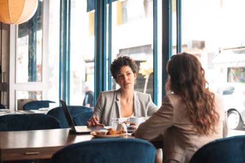 zakelijke bijeenkomst in café - coffee stockfoto's en -beelden