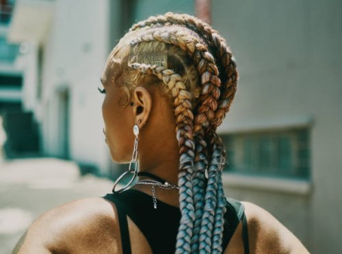 zelfs mijn vlechten hebben een beetje sass - hairstyle stockfoto's en -beelden