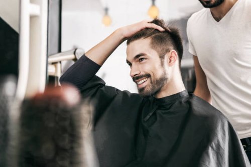 zufriedener kunde bei friseur - hairstyle stock-fotos und bilder
