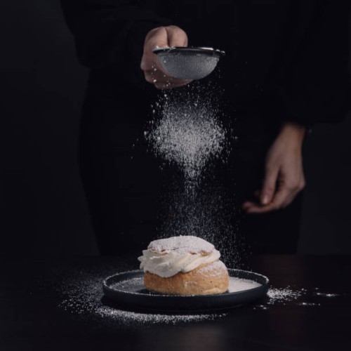 zweedse semla typische tarwe broodje met room - food stockfoto's en -beelden